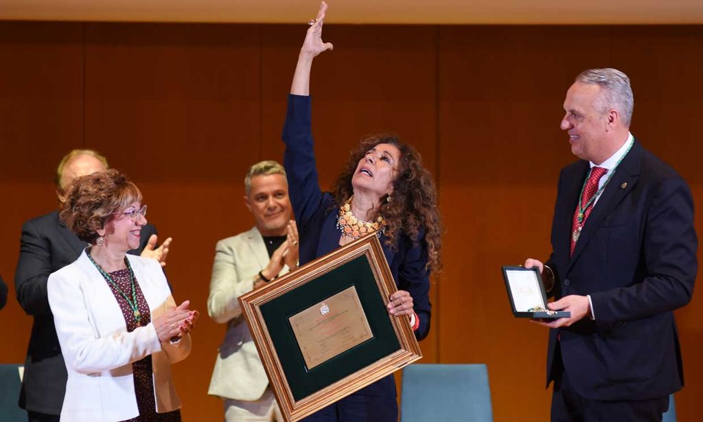 La emoción de Rosario Flores, junto a Alejandro Sanz, al recoger una distinción muy especial para ambos