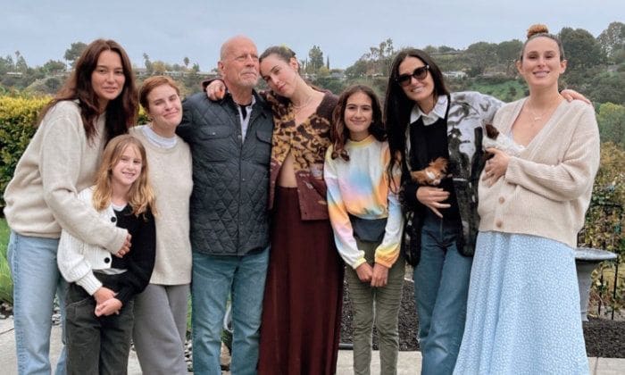Bruce Willis celebra su 68º cumpleaños cantando y soplando las velas de su tarta
