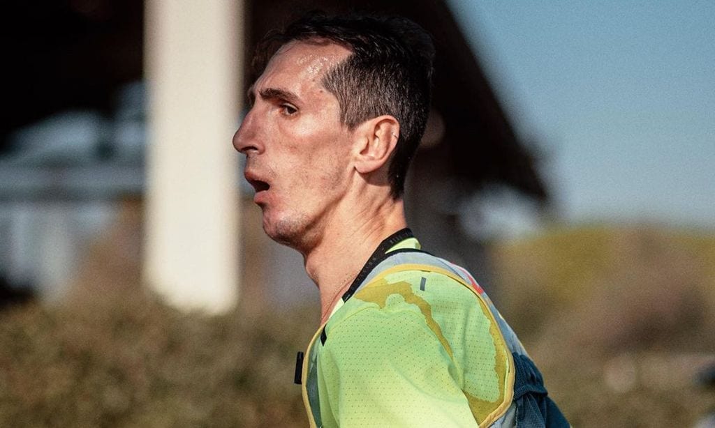 El atleta Alex Roca, con parálisis cerebral, hace historia al cruzar la línea de meta de una maratón