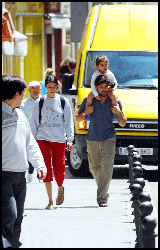Cayetano Rivera y Blanca Romero con Lucía paseando
