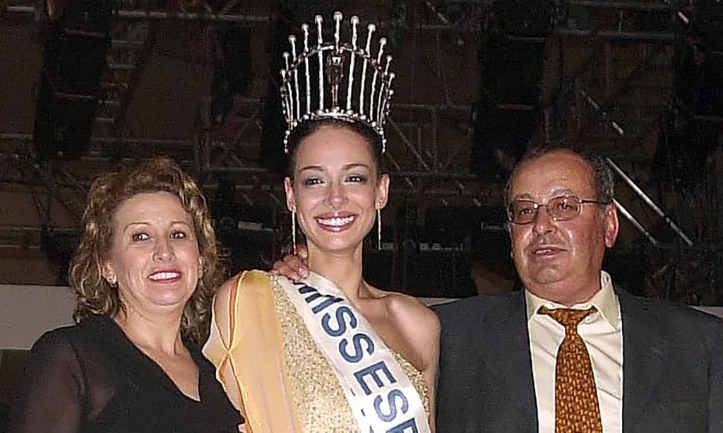 Eva González con su familia el día de su coronación Miss España 2003