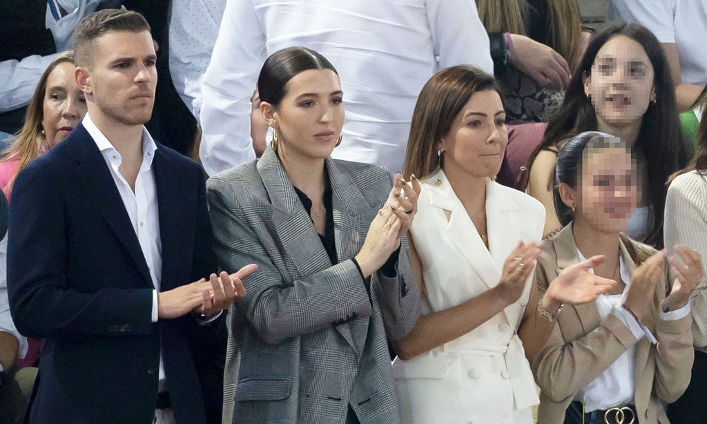 El susto de Virginia Troconis y Alba Díaz tras ver en directo la cogida de Manuel Díaz 'El Cordobés'