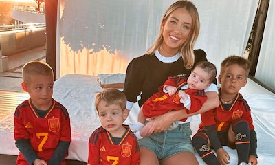 El posado más simpático de Alice Campello con sus cuatro hijos animando a 'La Roja' y a papá Morata