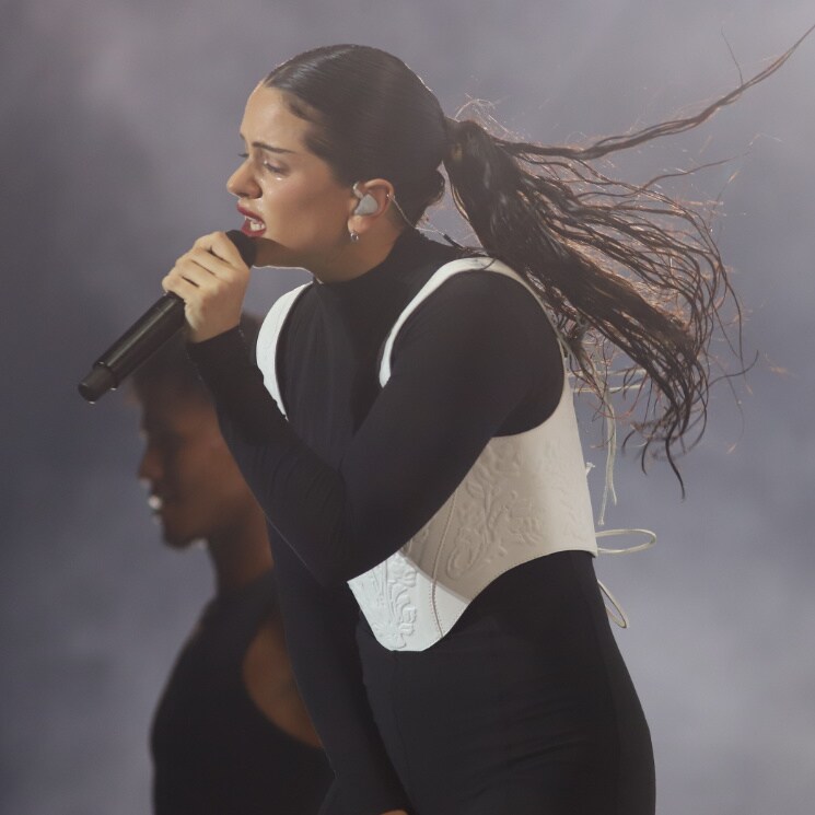 El susto de Rosalía en pleno concierto al enredarse su pelo en un ventilador