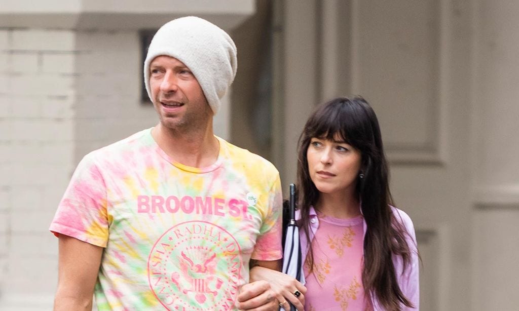 Chris Martin proyecta la ecografía de un bebé en un concierto y desata los rumores de embarazo de Dakota Johnson