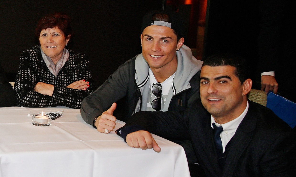 Cristiano Ronaldo con su su hermano Hugo y su madre