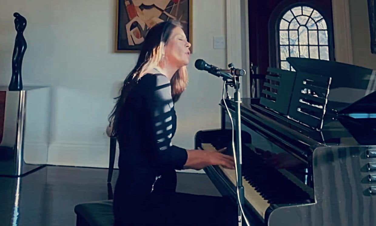 Catherine Zeta-Jones, cantando y tocando el piano