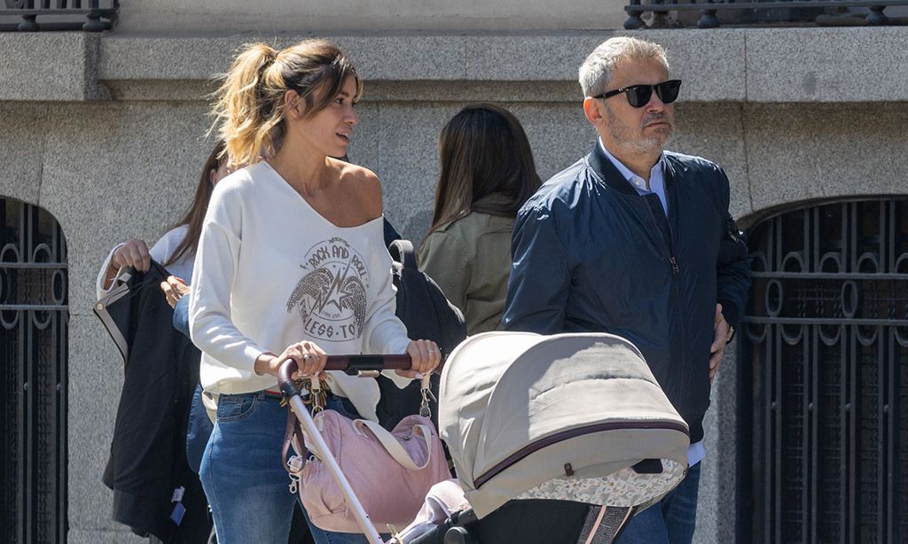 La felicidad de Miki Nadal y Helena Aldea, de paseo con su hija Galatea, de cinco meses