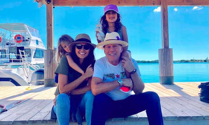 Bruce Willis con su esposa y sus dos hijas