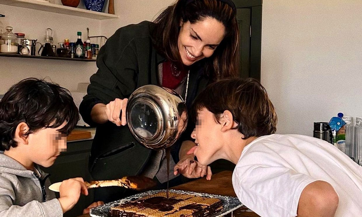 ¡Manos a la obra! Eugenia Silva prepara una riquísima tarta de chocolate con la ayuda de sus dos 'minichefs'
