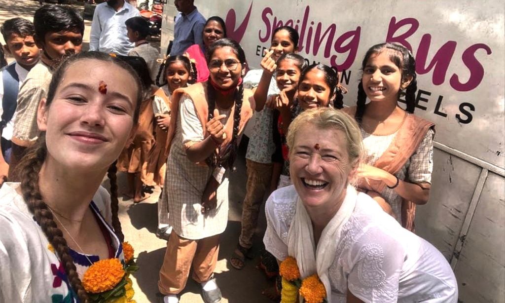 Los momentos más inspiradores de Ana Duato y su hija María Bernardeau, juntas en la India por una gran causa