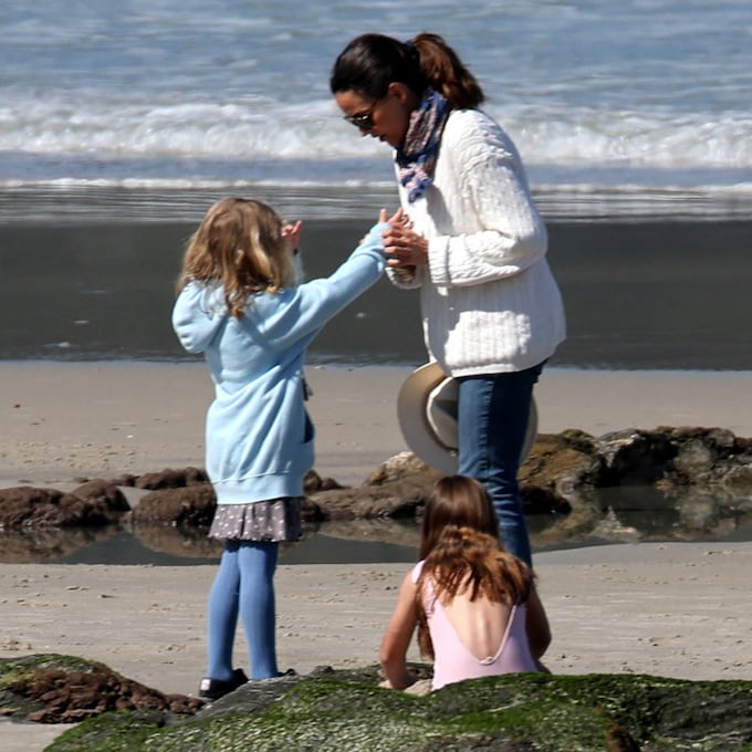 Las tiernas imágenes de María Palacios con su hija en la playa tras presentar Ana Obregón a su nieta en ¡HOLA!
