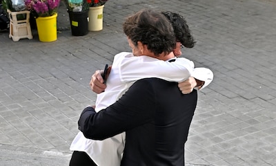 Las cariñosas imágenes del hijo de Lara Dibildos y Álvaro Muñoz Escassi abrazando a su padre y apoyando a su madre