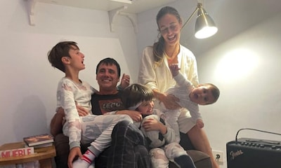 Las imágenes más entrañables de Ion Aramendi con su mujer e hijos ¡en pijama!