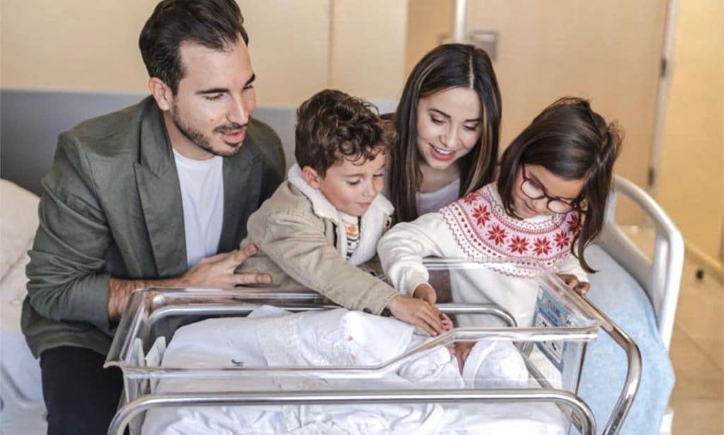 Verónica Díaz y Javier Castillo muestran las imágenes del primer encuentro entre sus dos hijos y el recién nacido Pablo