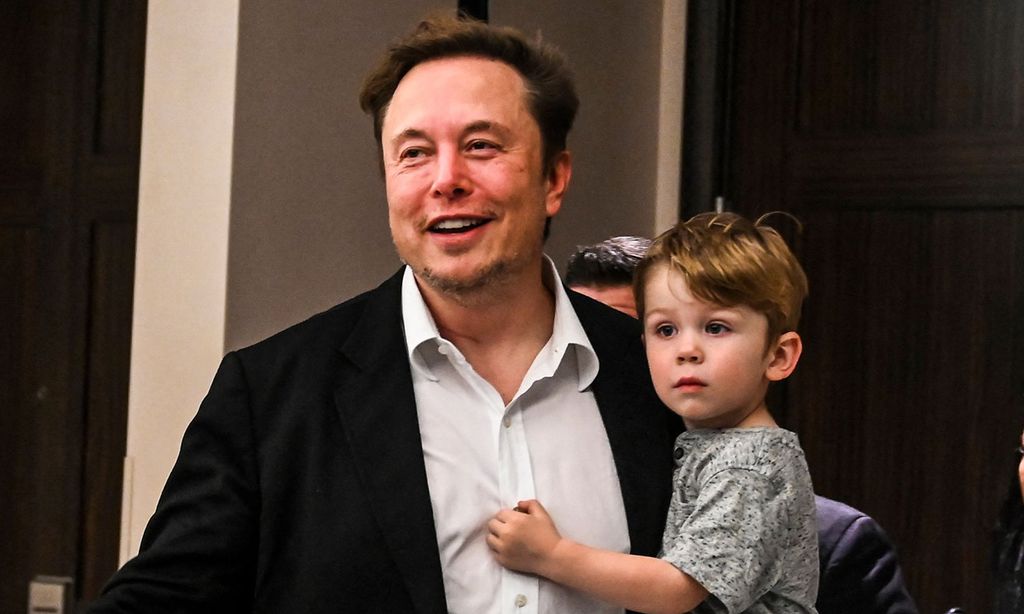 Elon Musk con su hijo X AE A-XII