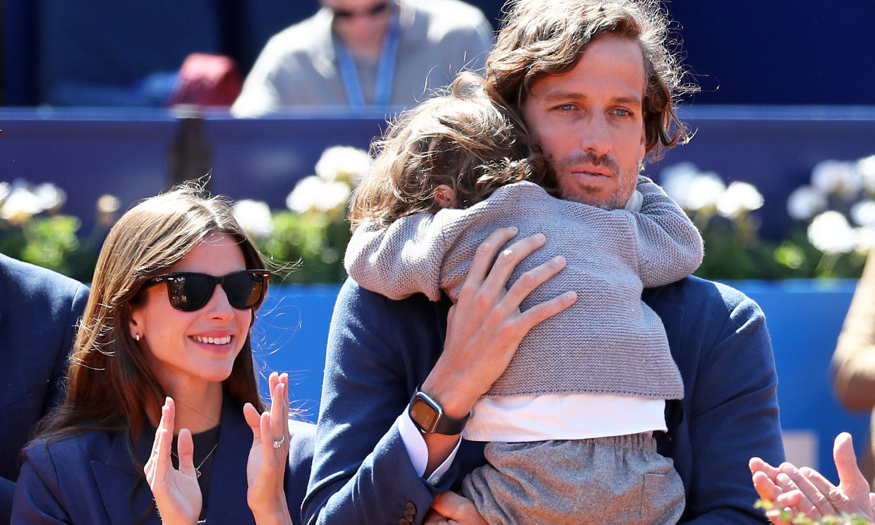 Sandra Gago y su hijo Darío aplauden a Feliciano López en su adiós a la pista donde soñó con ser tenista