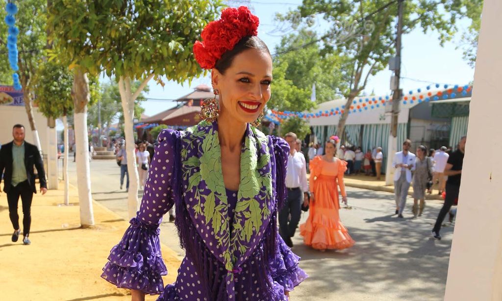 Eva González disfruta del primer día de la feria de su pueblo rodeada de amigos