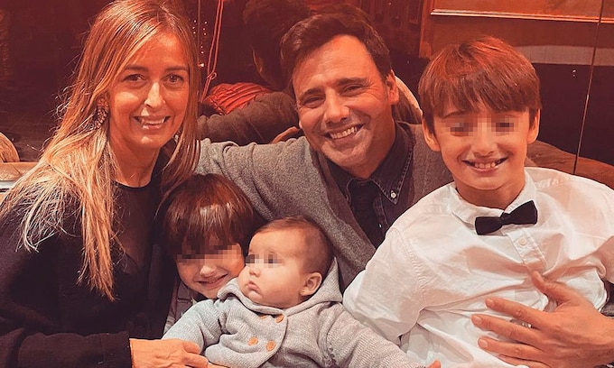Ion Aramendi y María Amores con sus tres hijos