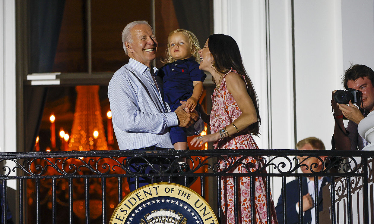 Joe Biden con su hija y su nieto