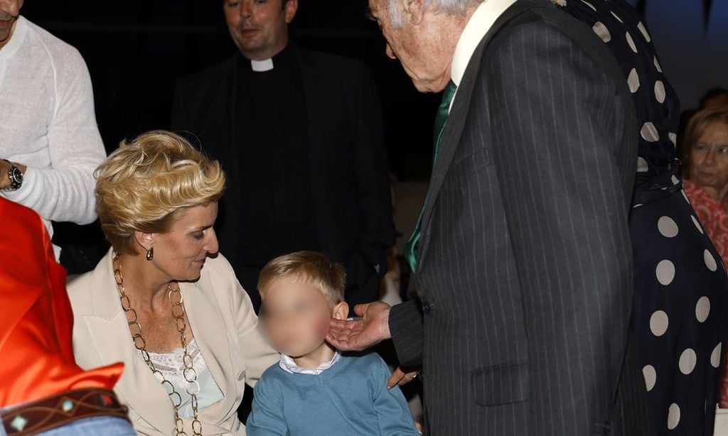 María Zurita presenta su libro acompañada de su mayor fan, su hijo Carlos, y rodeada de amigos