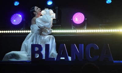 Blanca Paloma, arropada por sus padres en el concierto de despedida antes de poner rumbo a Eurovisión