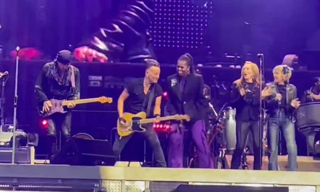 No te pierdas a Michelle Obama cantando y bailando con Bruce Springsteen en su concierto de Barcelona