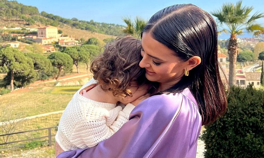 Laura Escanes, con su hija en brazos