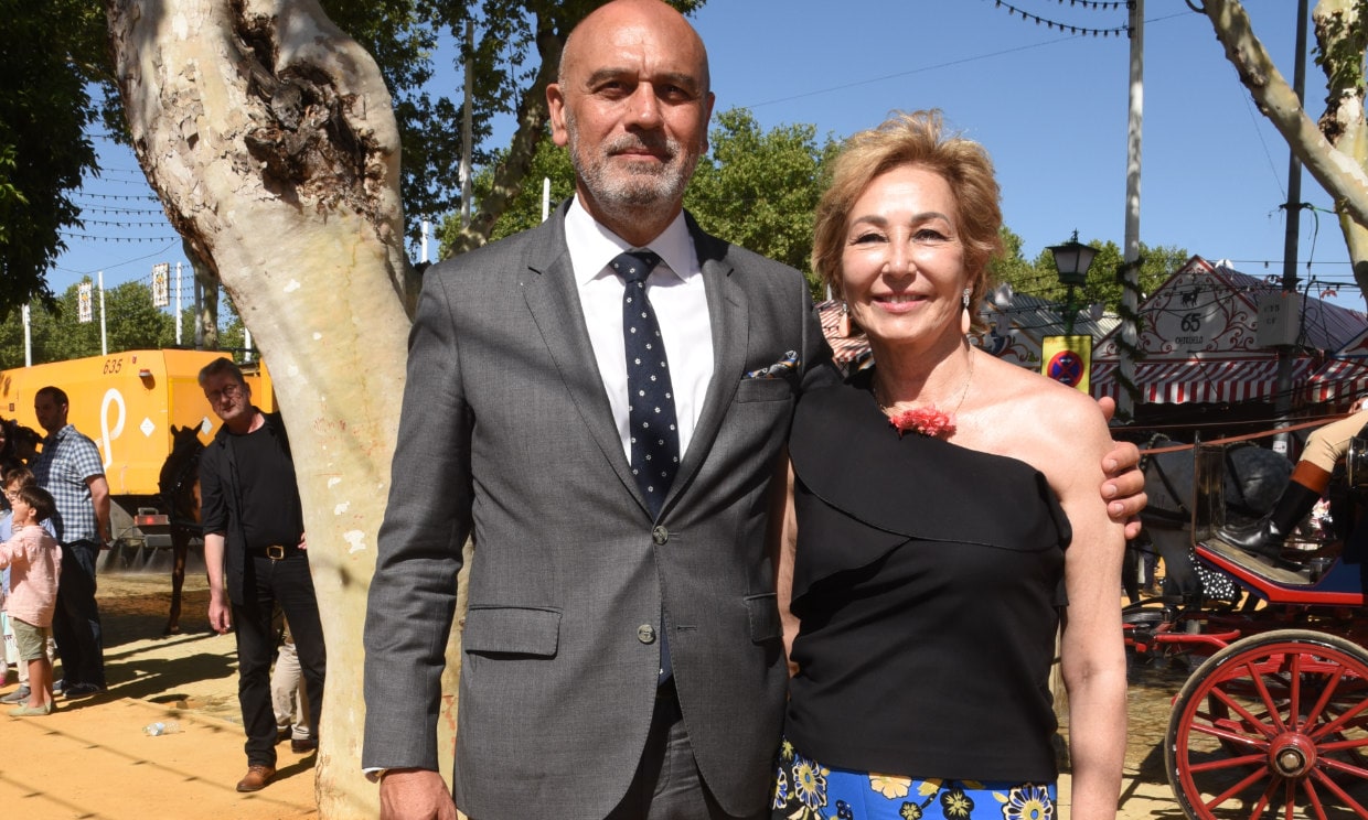 Ana Rosa Quintana y su marido, Juan Muñoz, se despiden de la Feria de Abril 