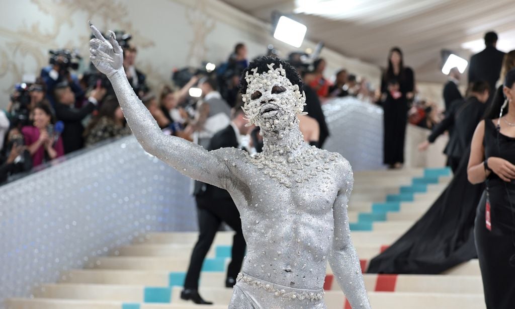 El llamativo look en homenaje a Choupette, la gatita heredera de la fortuna de Karl Lagerfeld