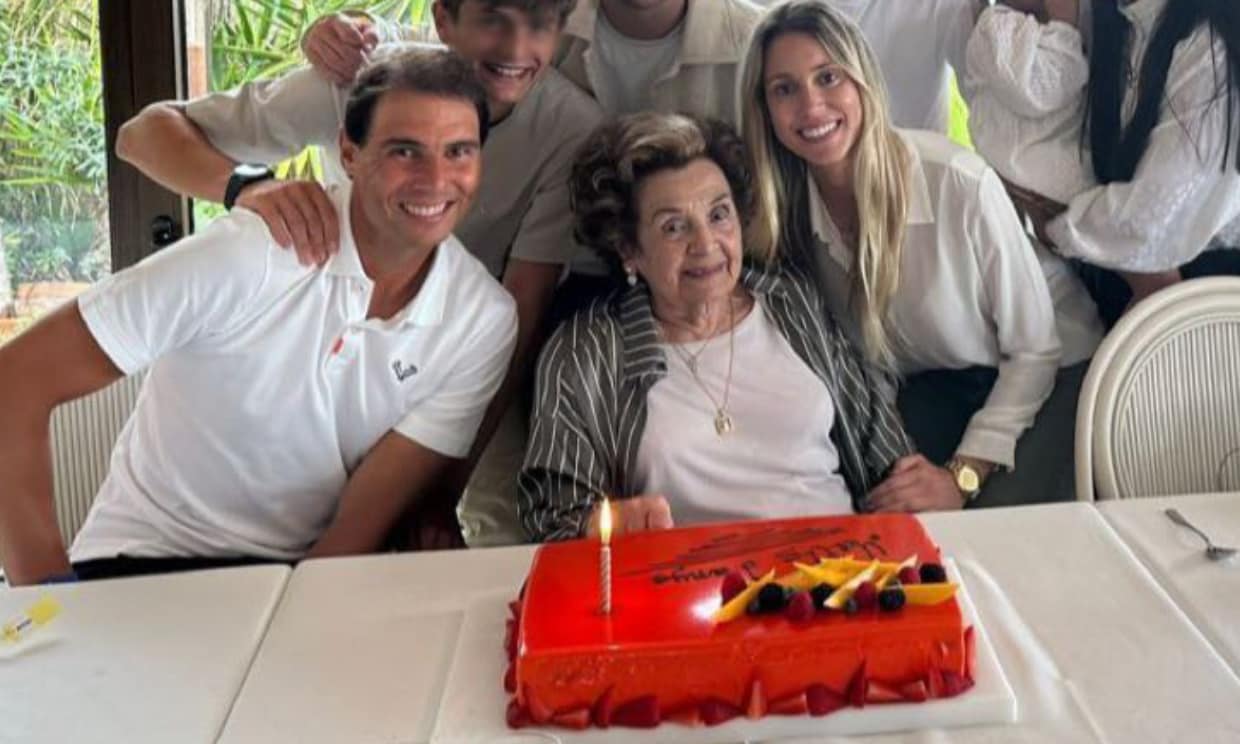 Rafa Nadal y sus primos celebrando el cumpleaños de su abuela