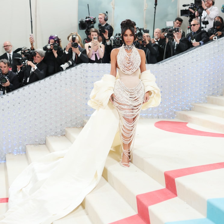 Kim Kardashian vuelve a repetir la historia del año pasado: su vestido acabó roto tras la Gala MET
