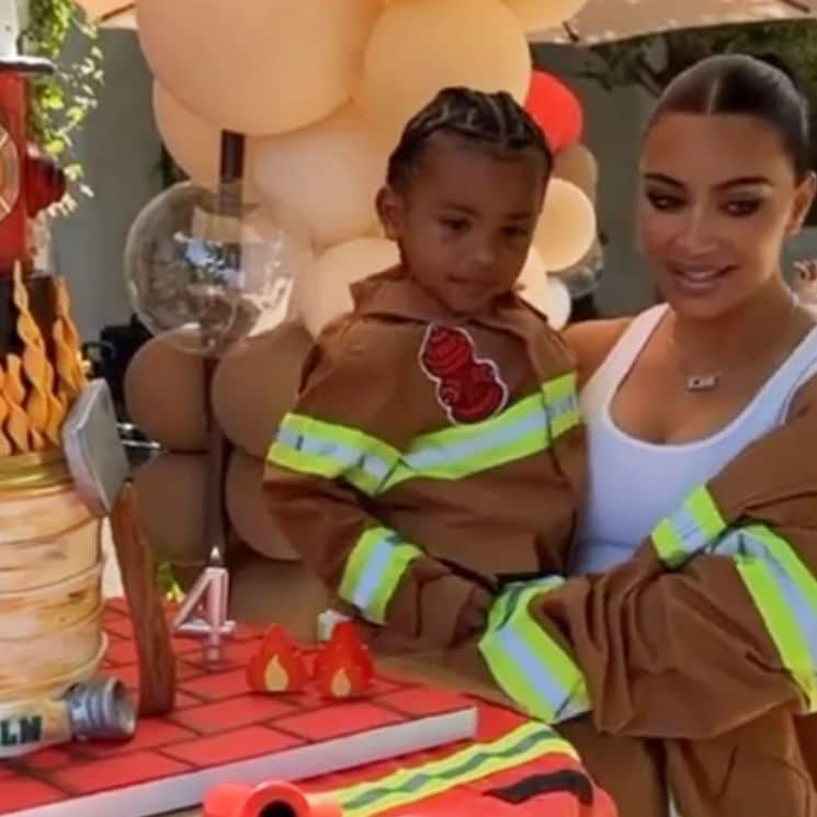 Kim Kardashian se convierte en bombera para la espectacular fiesta de cumpleaños de su hijo Psalm