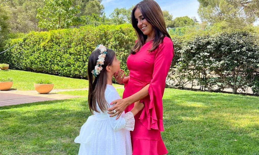 La hija pequeña de Carmen Alcayde hace la Comunión tras la cancelación de 'Sálvame' y da una bonita sorpresa a la presentadora