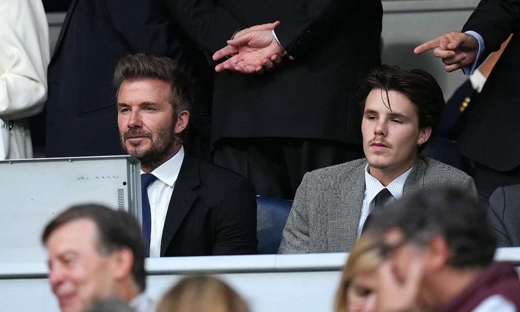 David Beckham, con su hijo Cruz, anima al Real Madrid en el Bernabeu junto a otras estrellas merengues