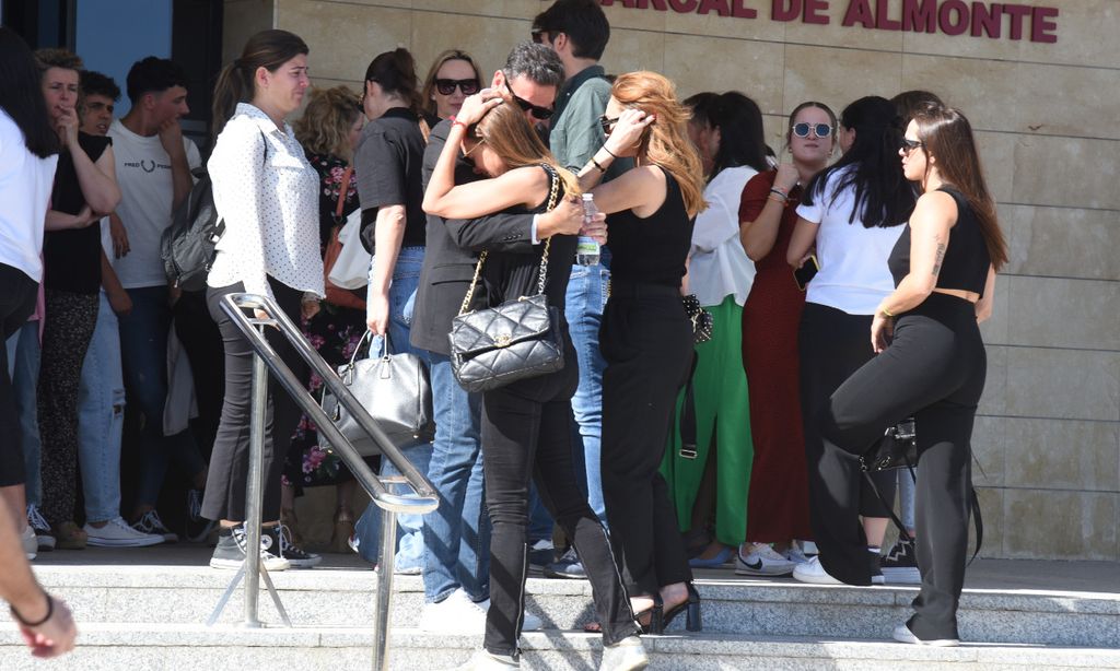 Eva González, desolada en el funeral de Cristo Bañez, al que han acudido Cayetana Rivera y María José Suárez