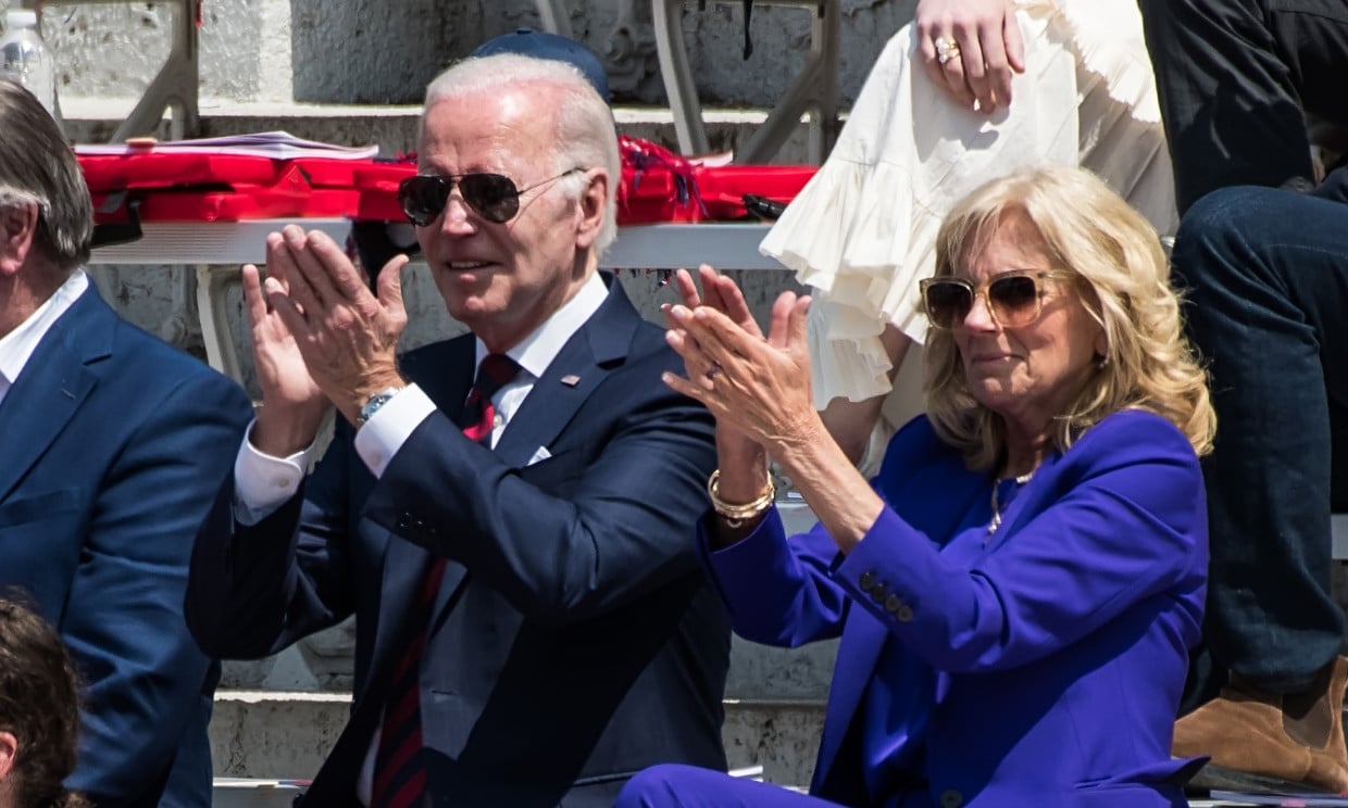 Joe y Jill Biden, los abuelos más orgullosos en la graduación de su nieta Maisy 