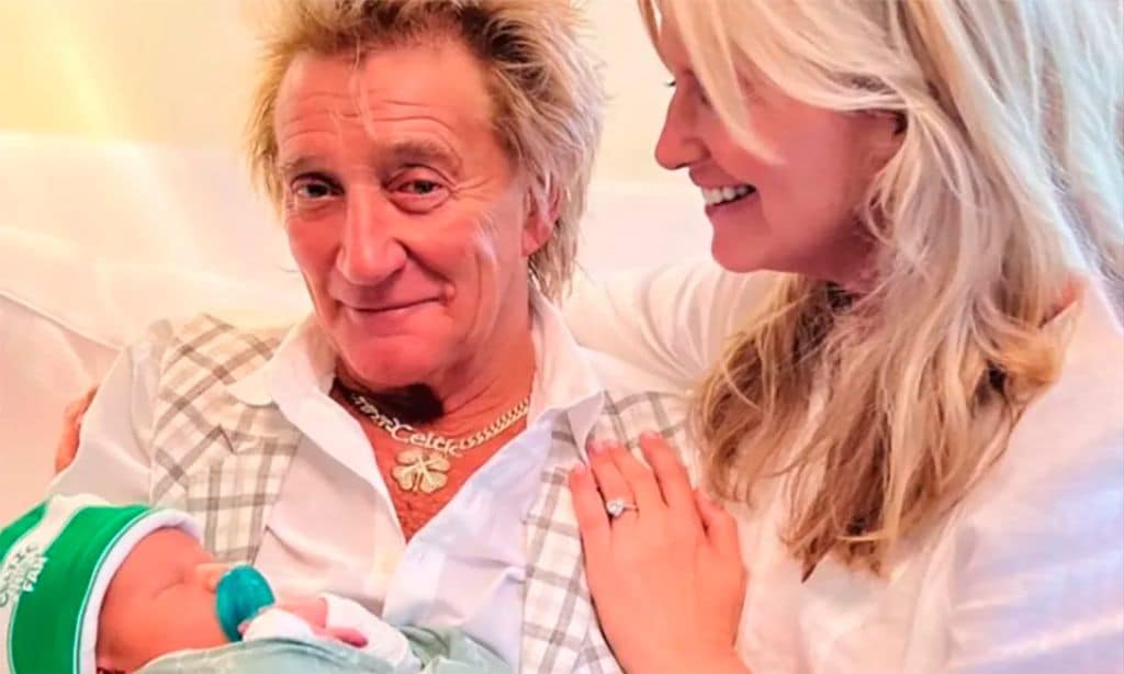 Rod Stewart, un 'abuelo feliz' por partida doble, posa con sus nietos recién nacidos