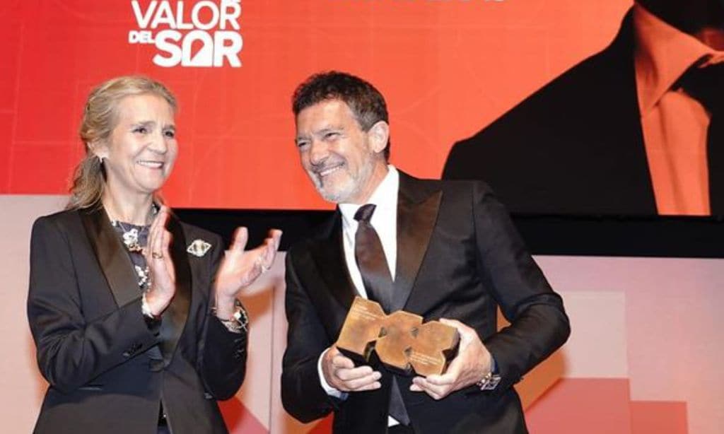 La emoción de Antonio Banderas al recibir un premio en Málaga de manos de la infanta Elena