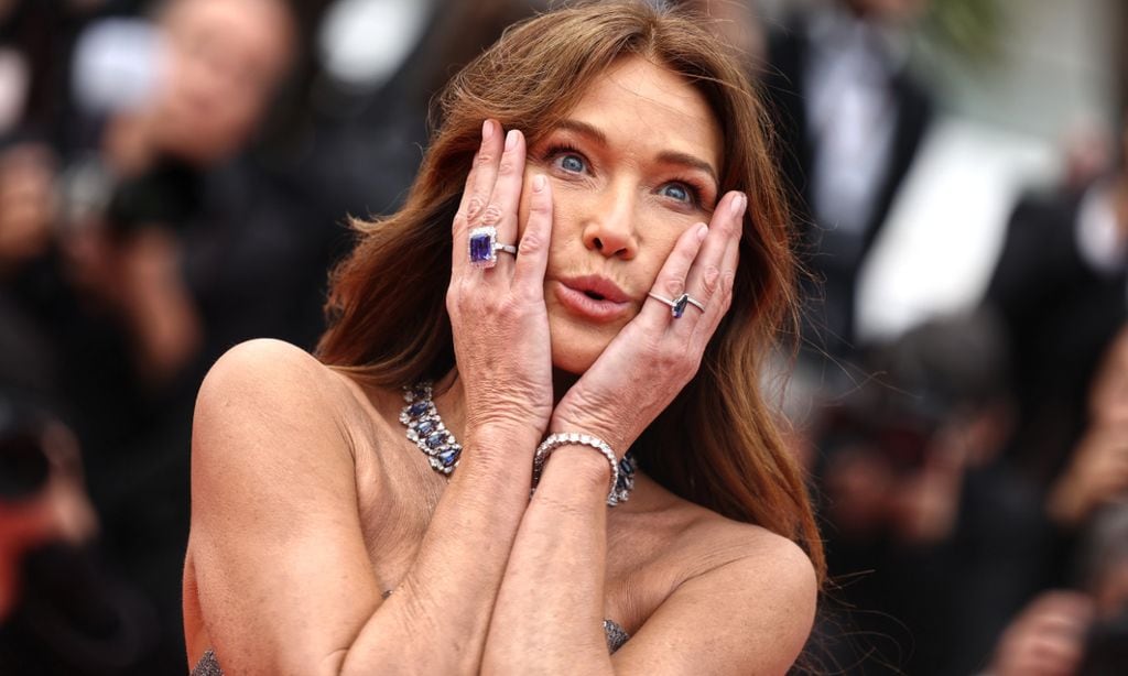 ¡Ups! El traspié de Carla Bruni en su paso por la alfombra roja del Festival de Cannes