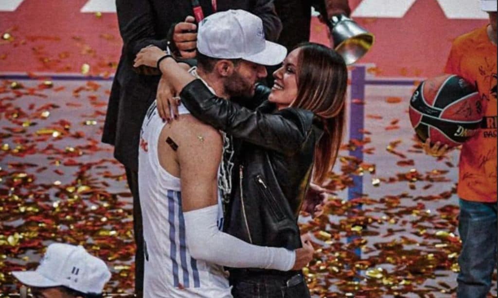 Las imágenes de la celebración de Rudy Fernández con su mujer e hijos con la Copa de Europa