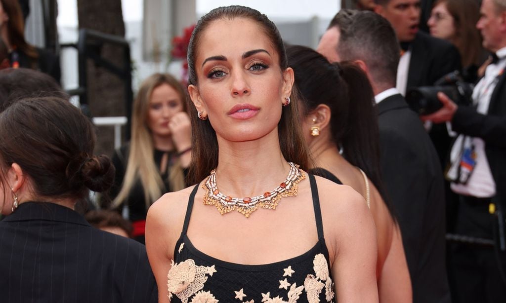 Hiba Abouk reaparece en la alfombra roja de Cannes tras sus meses más complicados