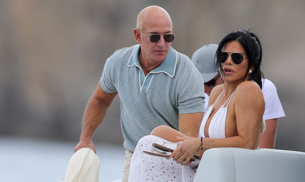 Jeff Bezos y Lauren Sánchez se comprometen en su impresionante velero, que han estrenado en Mallorca