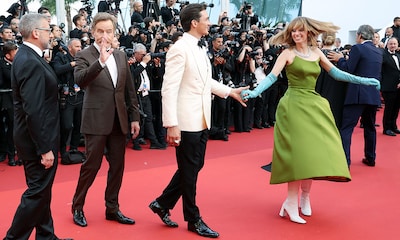 Fotos, risas ¡y hasta baile! Maya Hawke, hija de Uma Thurman, enamora en Cannes con su posado más divertido