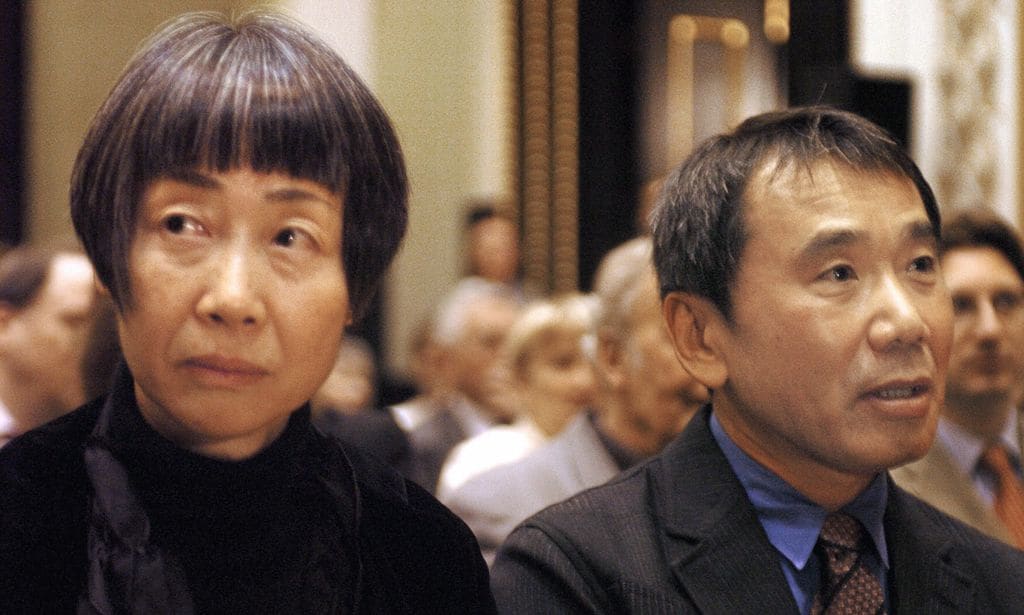 Haruki Murakami y su esposa