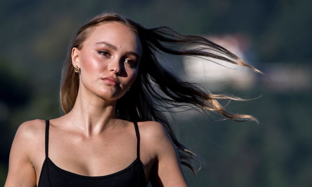 Lily Rose Depp cumple 24 años enamoradísima de la rapera 070 Shake y muy orgullosa de su padre, Johnny Depp