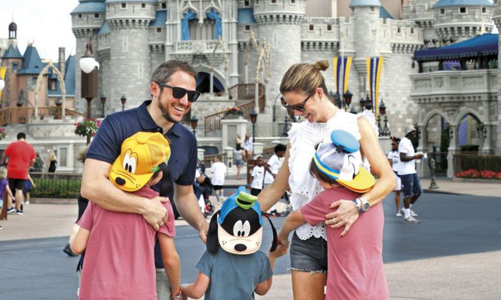 El divertido viaje de Amelia Bono con Manuel Martos y sus hijos a Disneyland Paris, ¡con muchas montañas rusas!