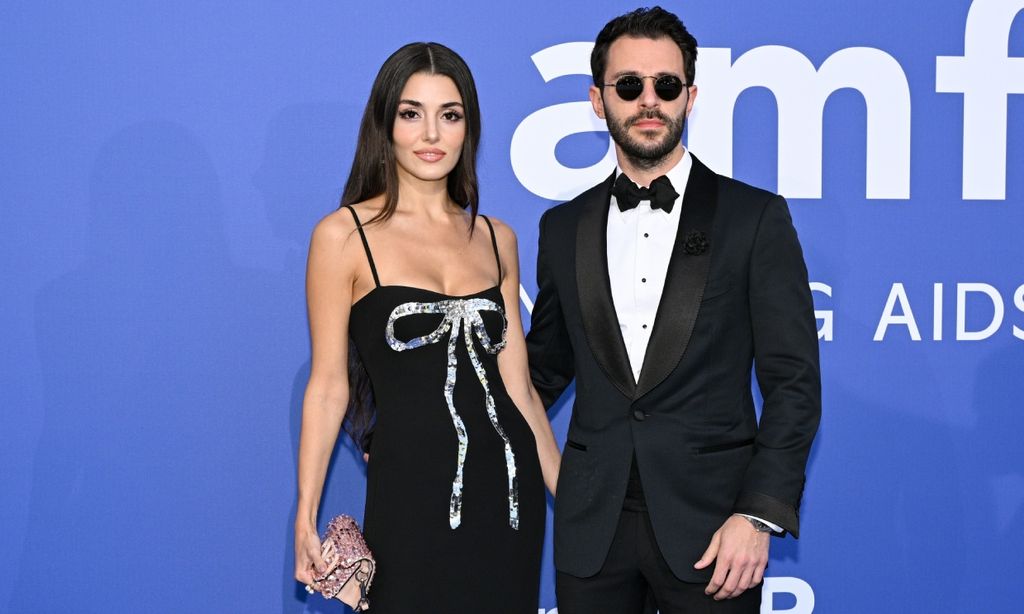 Hande Erçel ('Love is in the air') posa por primera vez con su pareja en Cannes