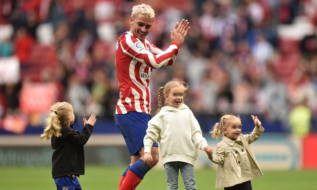 Antoine Griezmann salta con sus hijos al campo tras recibir 'el perdón' de la afición del Atlético de Madrid