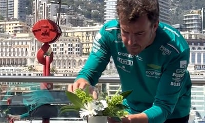 El sorprendente vídeo viral de Fernando Alonso, ¿qué hacía regando flores antes de competir?